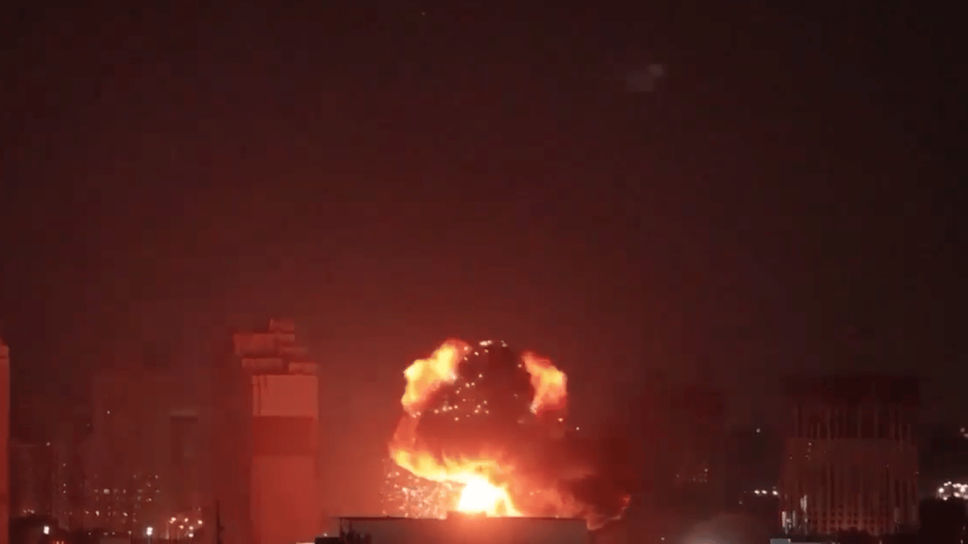 Ракетная атака на Киев: появилось видео момента попадания по супермаркету