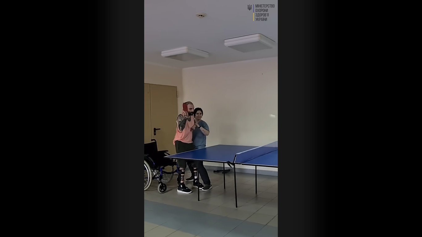 Гуморист Віктор Розовий вчиться ходити. Фото: МОЗ України.