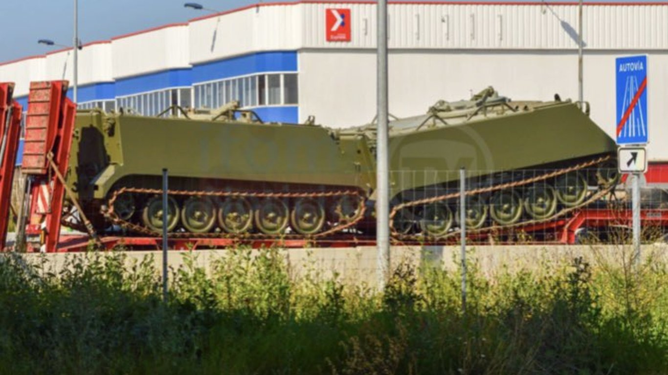 Подарунок від Іспанії: танки Leopard-2 їдуть в Україну