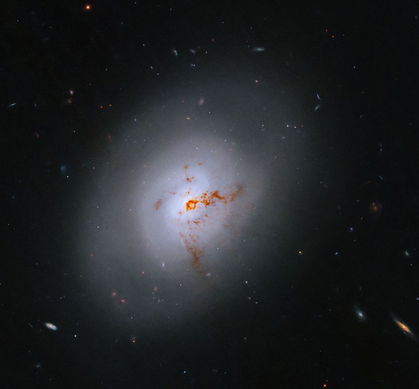 Галактика NGC 1266, зафиксированная телескопом Hubble