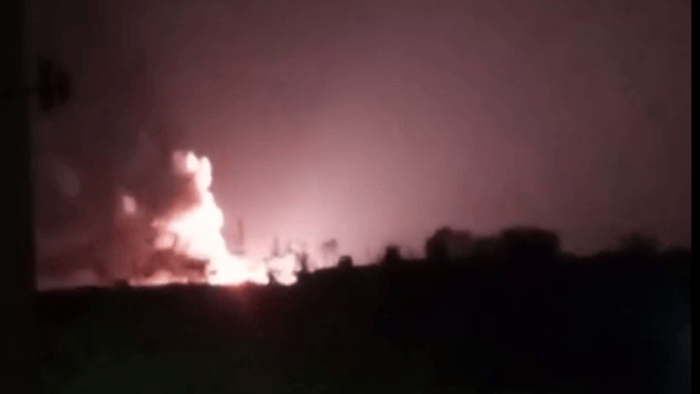 В Крыму раздались взрывы — горит военный аэродром