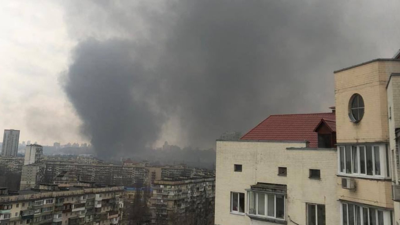 У Подільському районі Києва виникла масштабна пожежа: перші подробиці