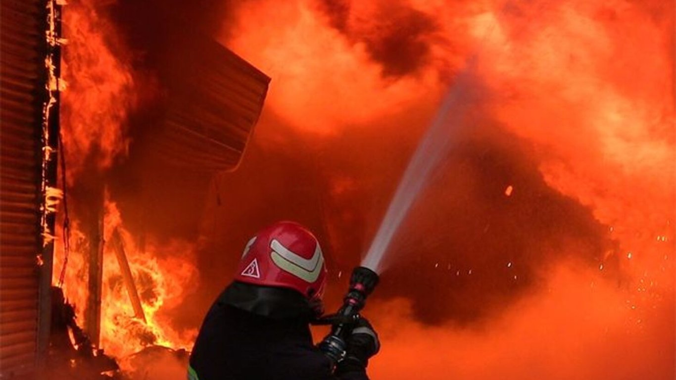 У Харкові БпЛА влучив у багатоповерхівку