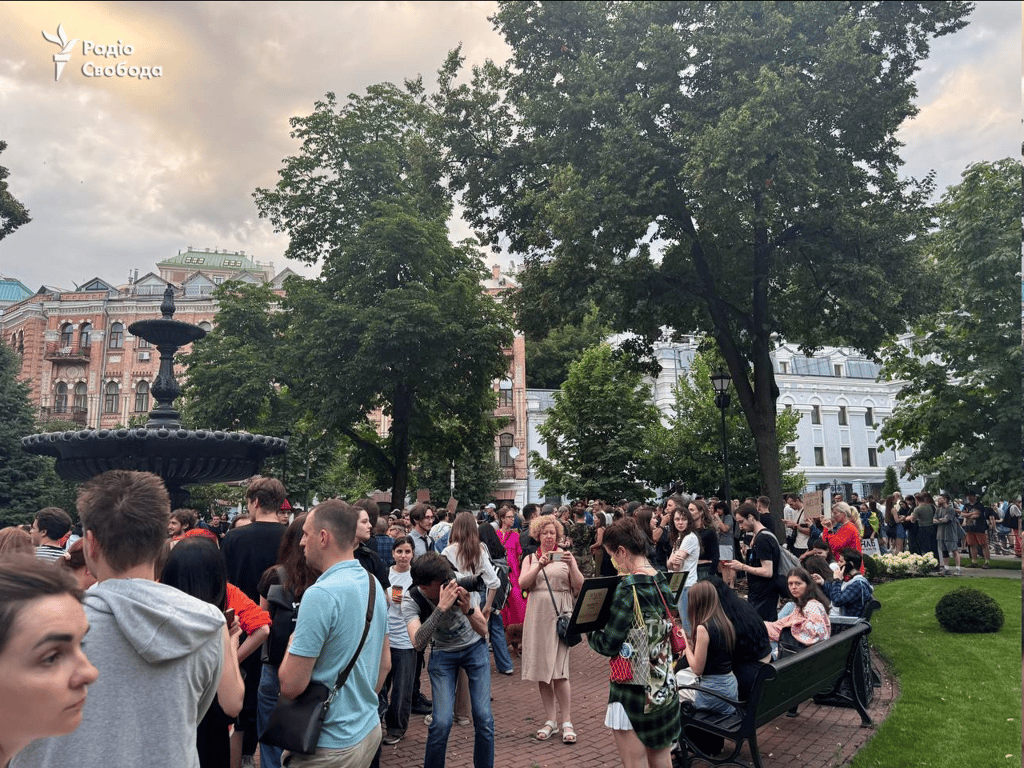 Українці вийшли мітинг проти закону щодо САП і НАБУ - фото - фото 1