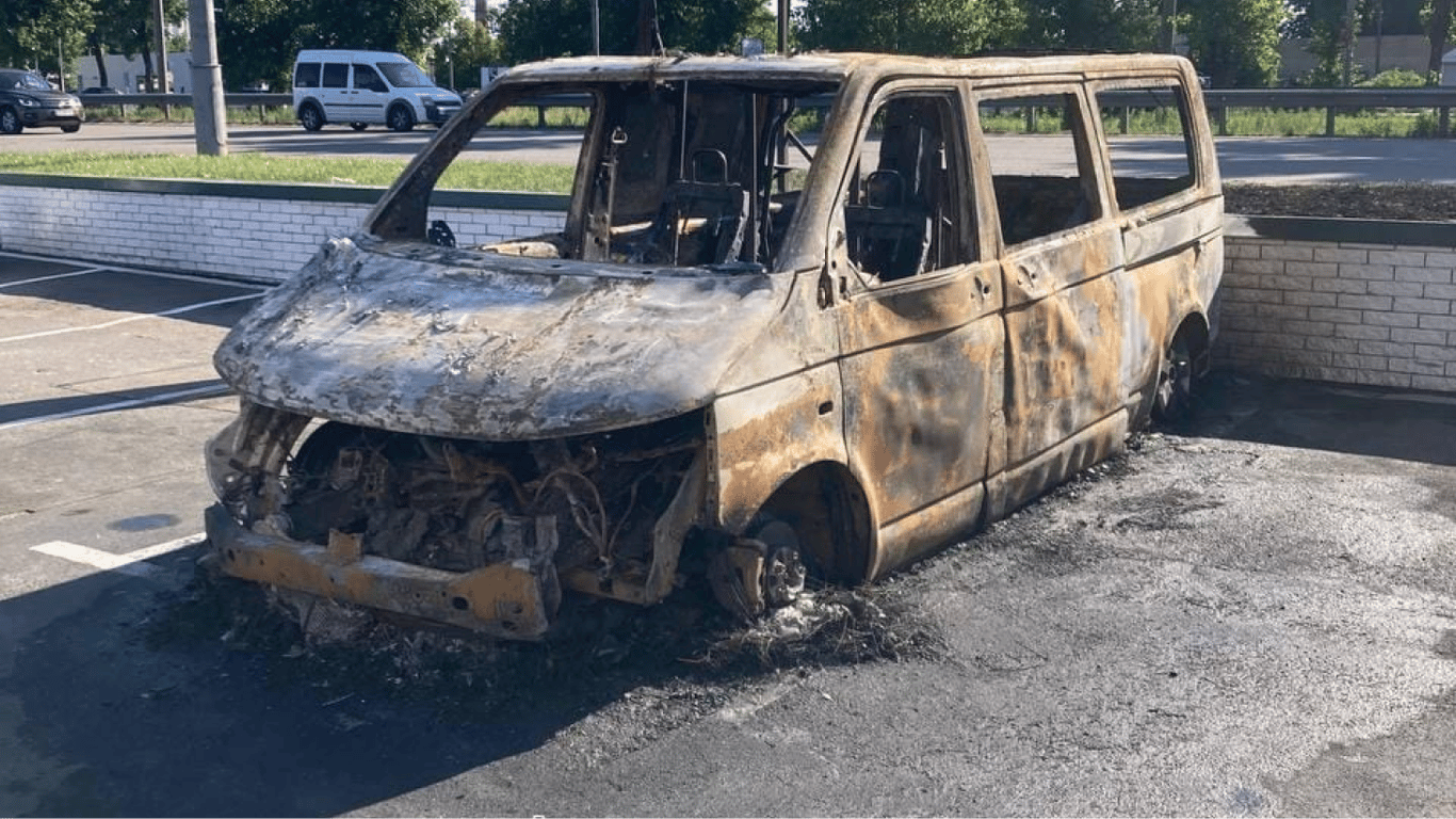 Синєгубов заявив, що в Харкові зафіксовано близько 40 підпалів автівок військових