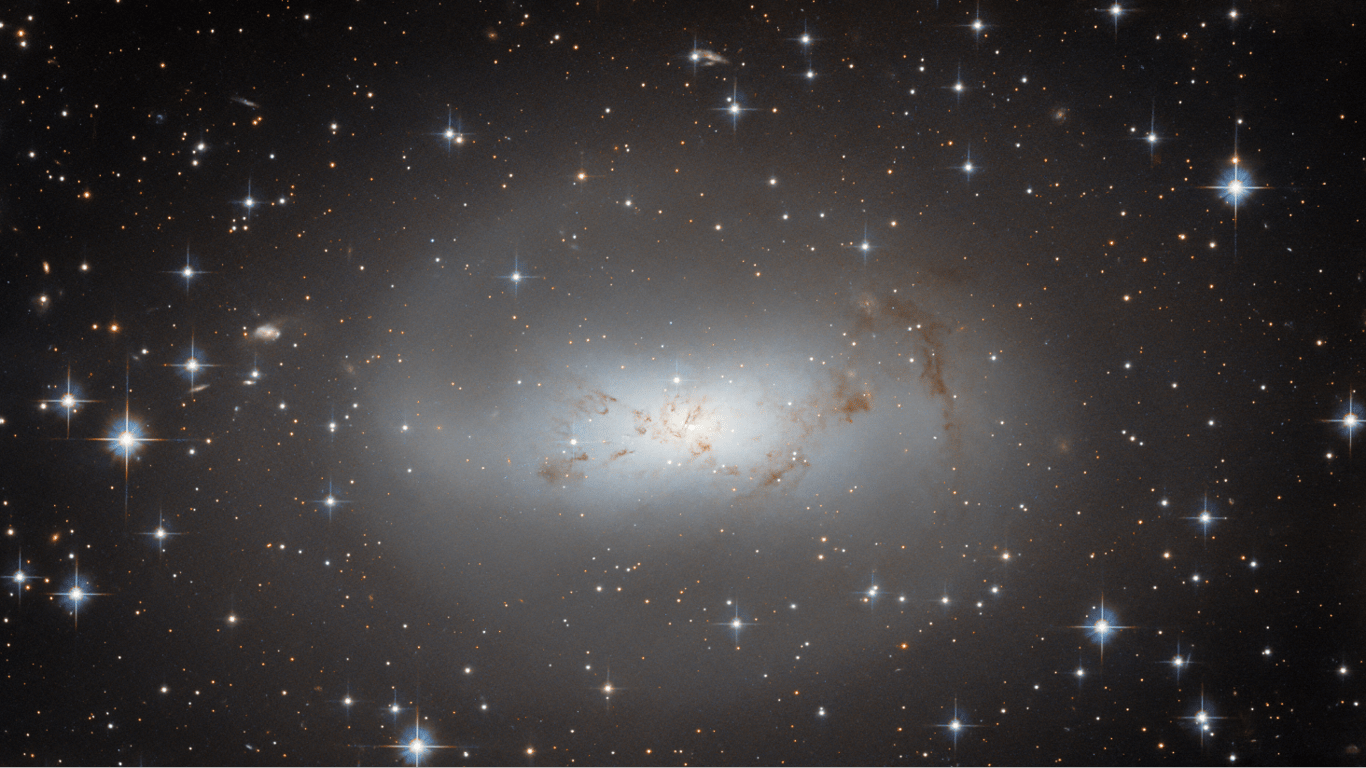Hubble сфотографировал неправильную галактику, граничащую с нашей