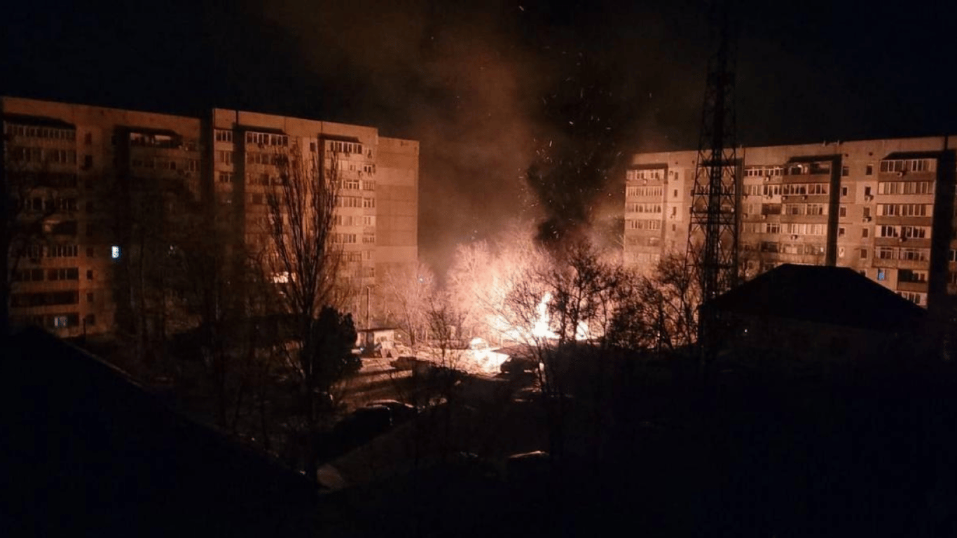 Потужні вибухи в Одесі увечері 5 березня — безпілотники пруть на південь