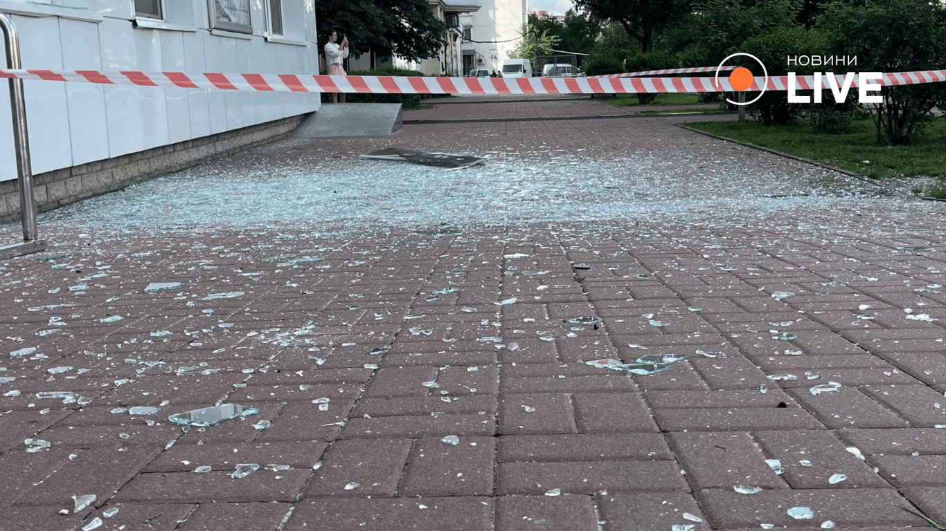 РФ атакувала Київ: у Дарницькому районі вибило вікна та пошкодило автомобілі - фото 5