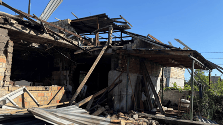 Сусіди гасили пожежу: у Києві після атаки РФ загорівся будинок - 290x166