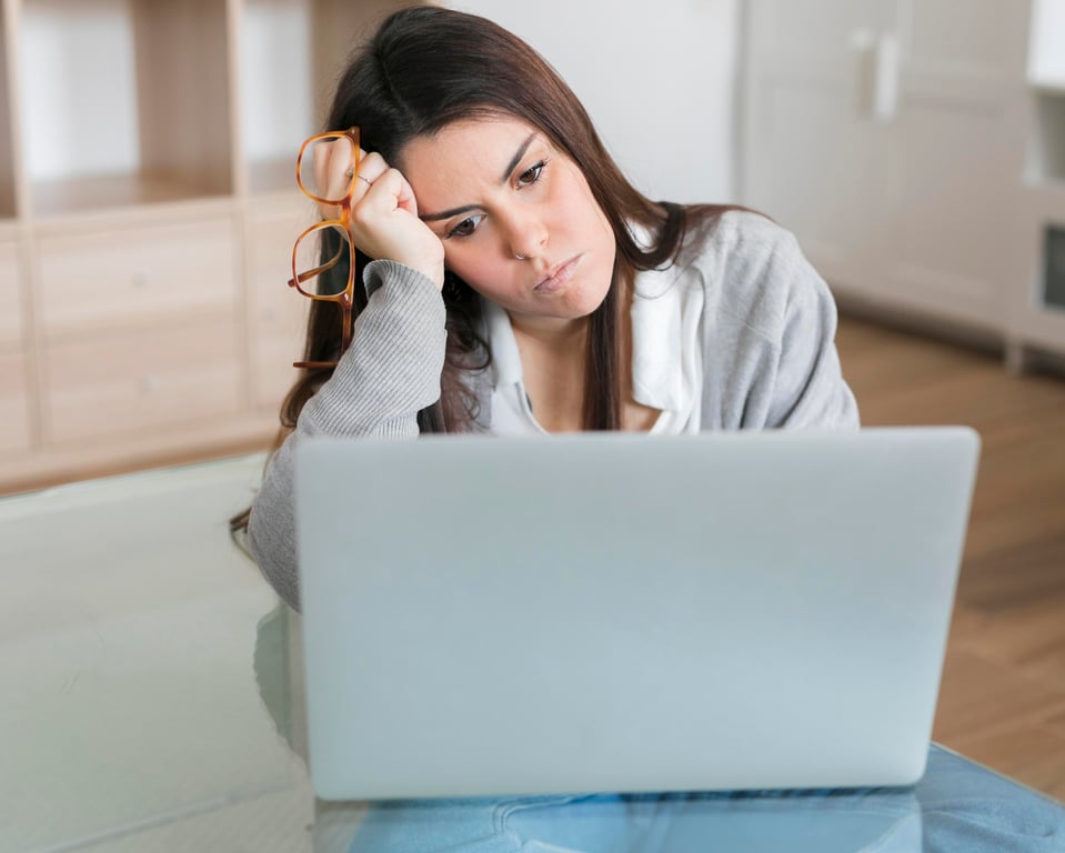 Женщина страдает от головной боли во время работы из-за воздействия магнитных бурь
