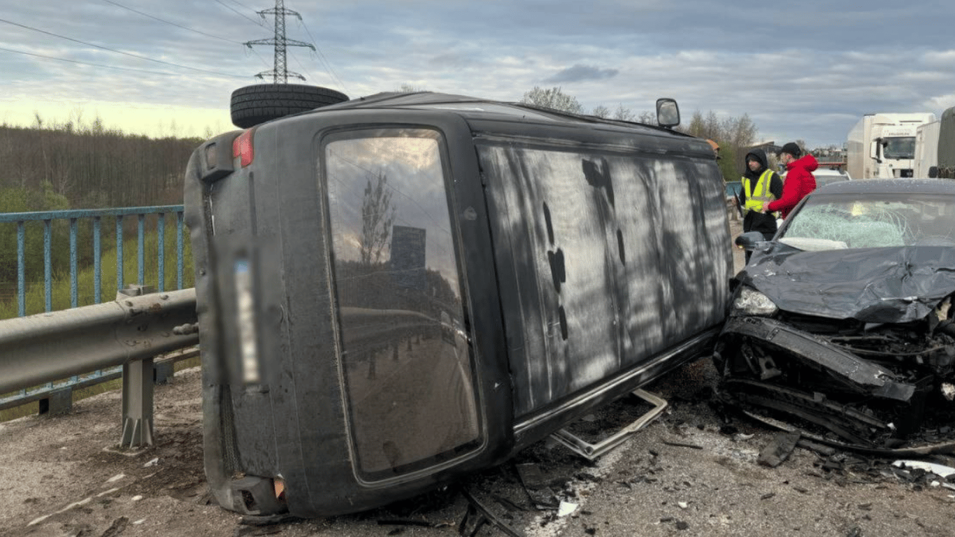 Біля Львова сталася ДТП з потерпілими — внаслідок зіткнення одна з автівок перекинулася
