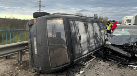 Возле Львова произошло ДТП с пострадавшими — в результате столкновения одно из авто перевернулось - 285x160