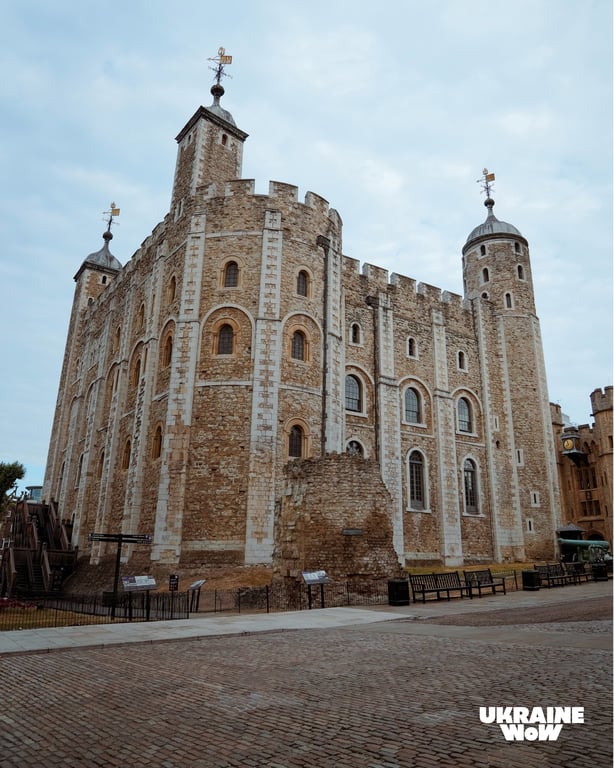 Вежа Королівської зброярні в Лондонському Тауері, де представлено шаблю Мазепи