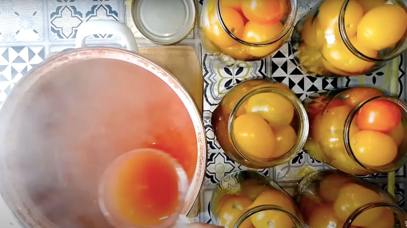 рецепт помідорів на зиму з хріном у власному соку 