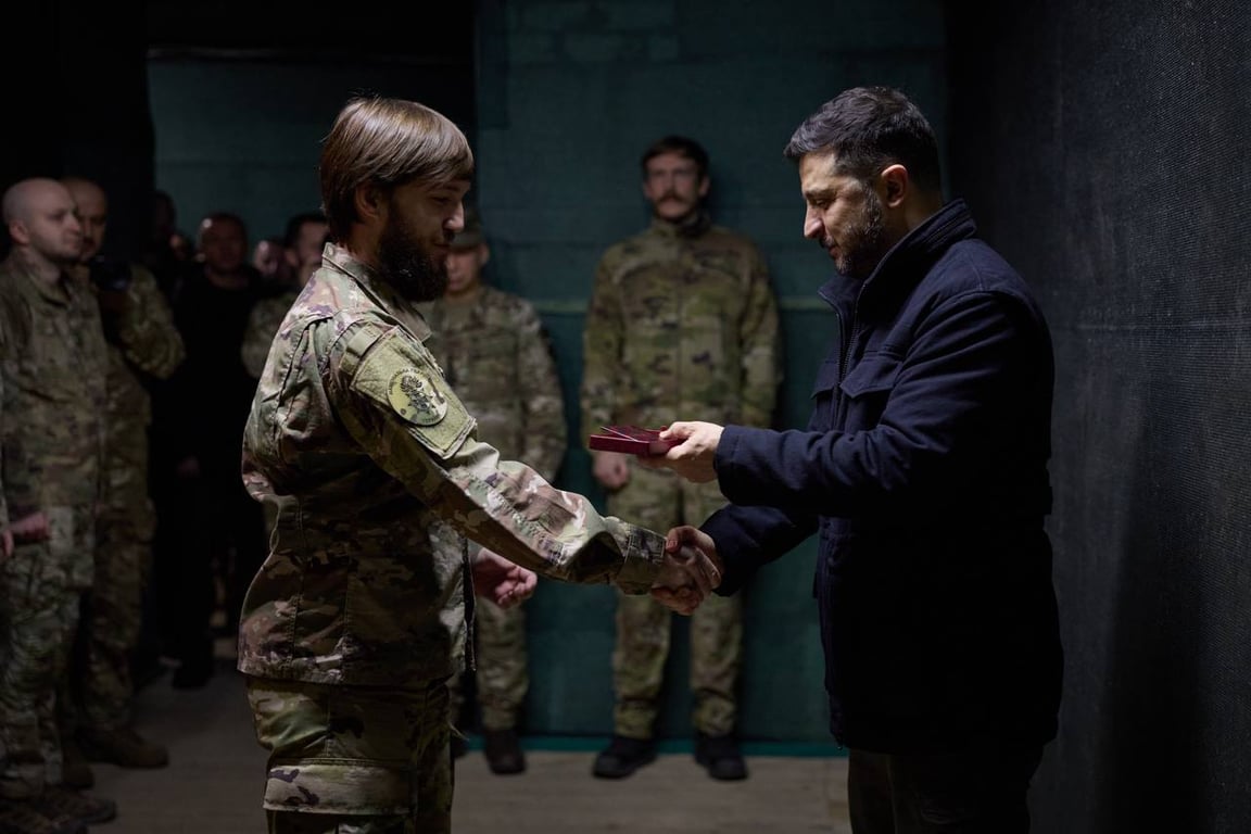 Зеленський нагороджує воїна