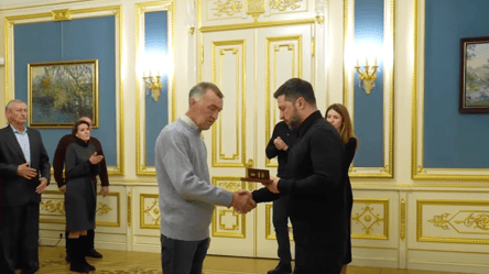 Зеленський відзначив держнагородами енергетиків — відео - 285x160