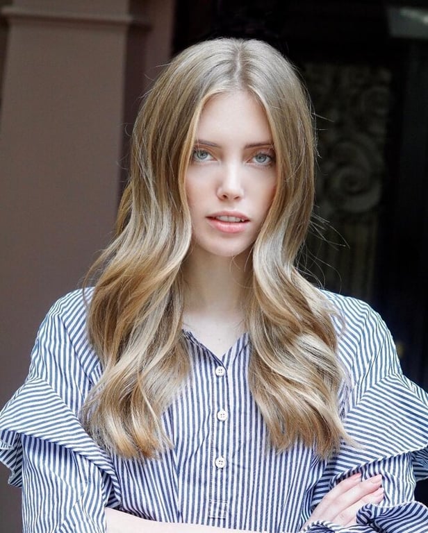 Девушка со стильной прической "Кобра"