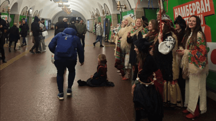 В Киеве в метро поют колядки и устраивают вертепы — видео - 304x171
