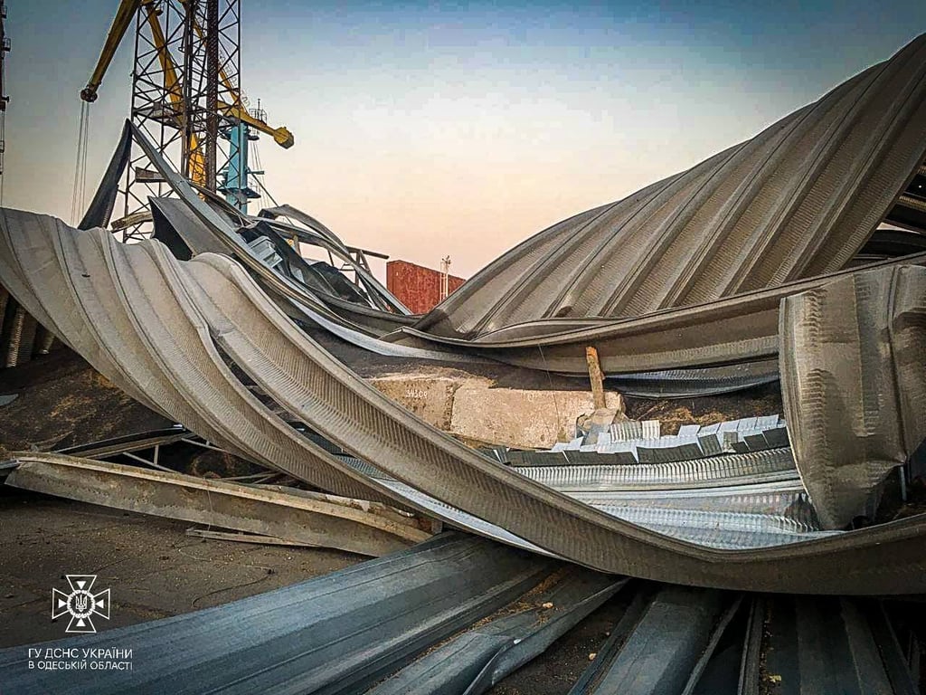 Наслідки атаки БпЛА по портовій інфраструктурі. Фото: ДСНС