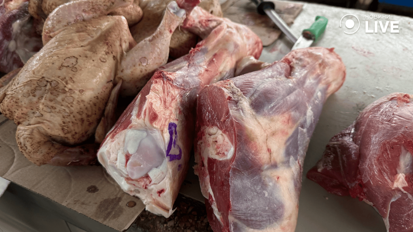 М'ясо на прилавку ринку в Одесі