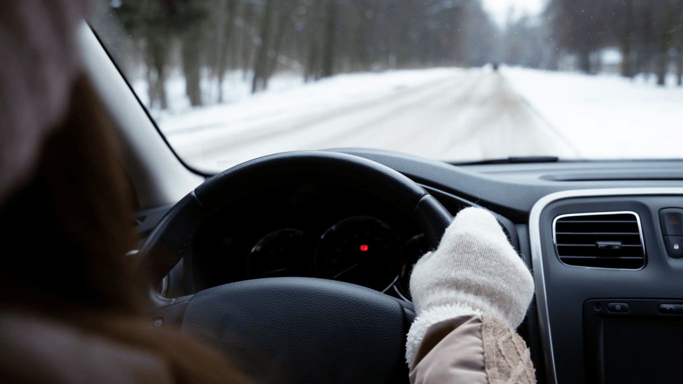 Колючий мороз та слизькі дороги — як водіям захиститися від ожеледиці