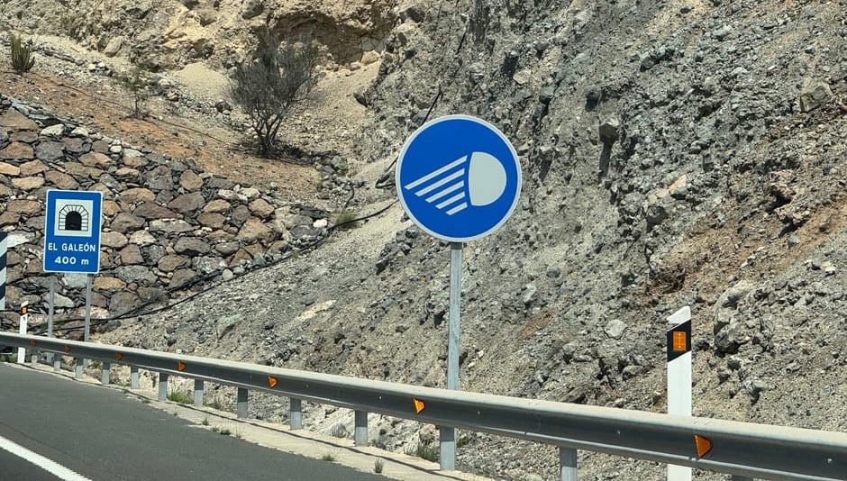 Знак R-413 вимагає ввімкнути ближнє світло фар.