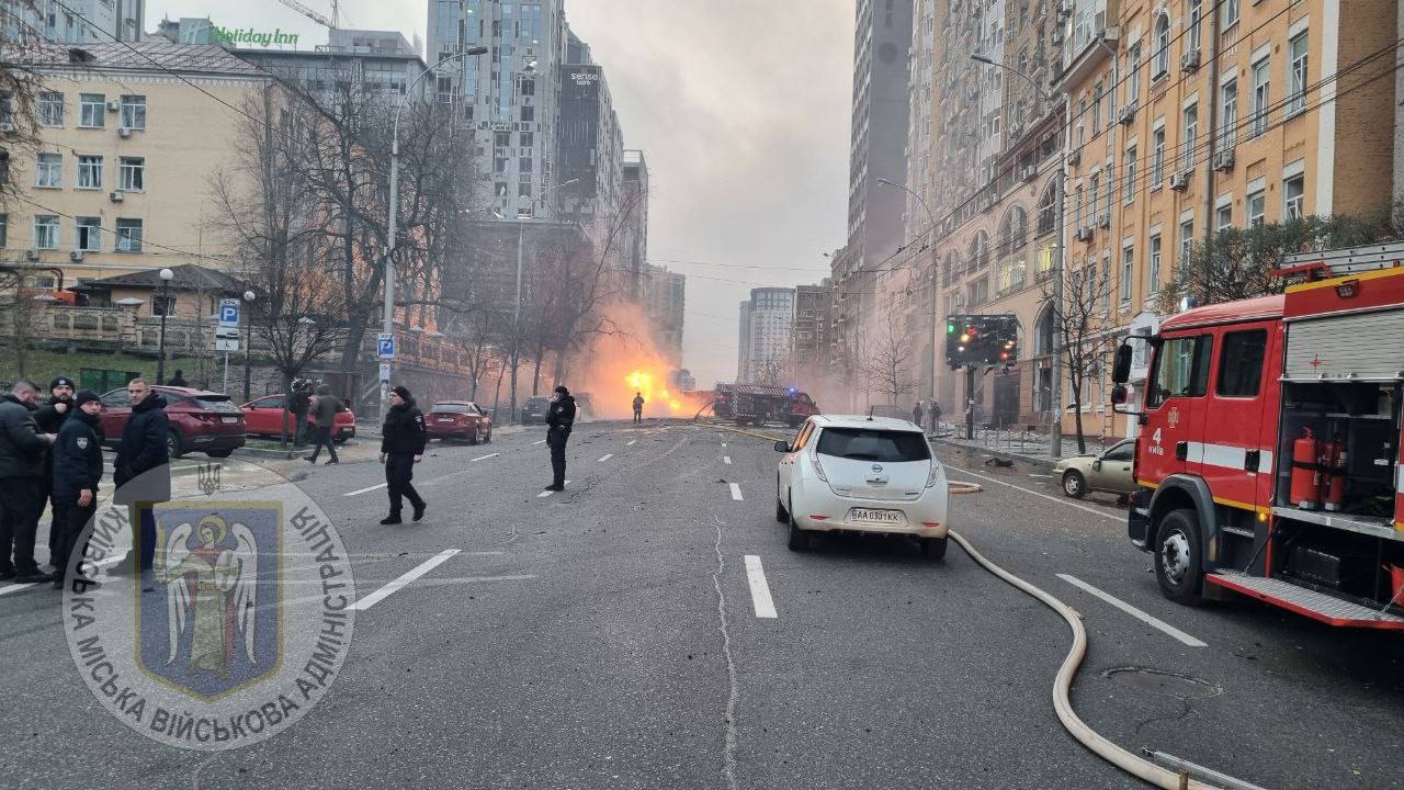 Автівки у вогні: Київ зазнав ракетної атаки