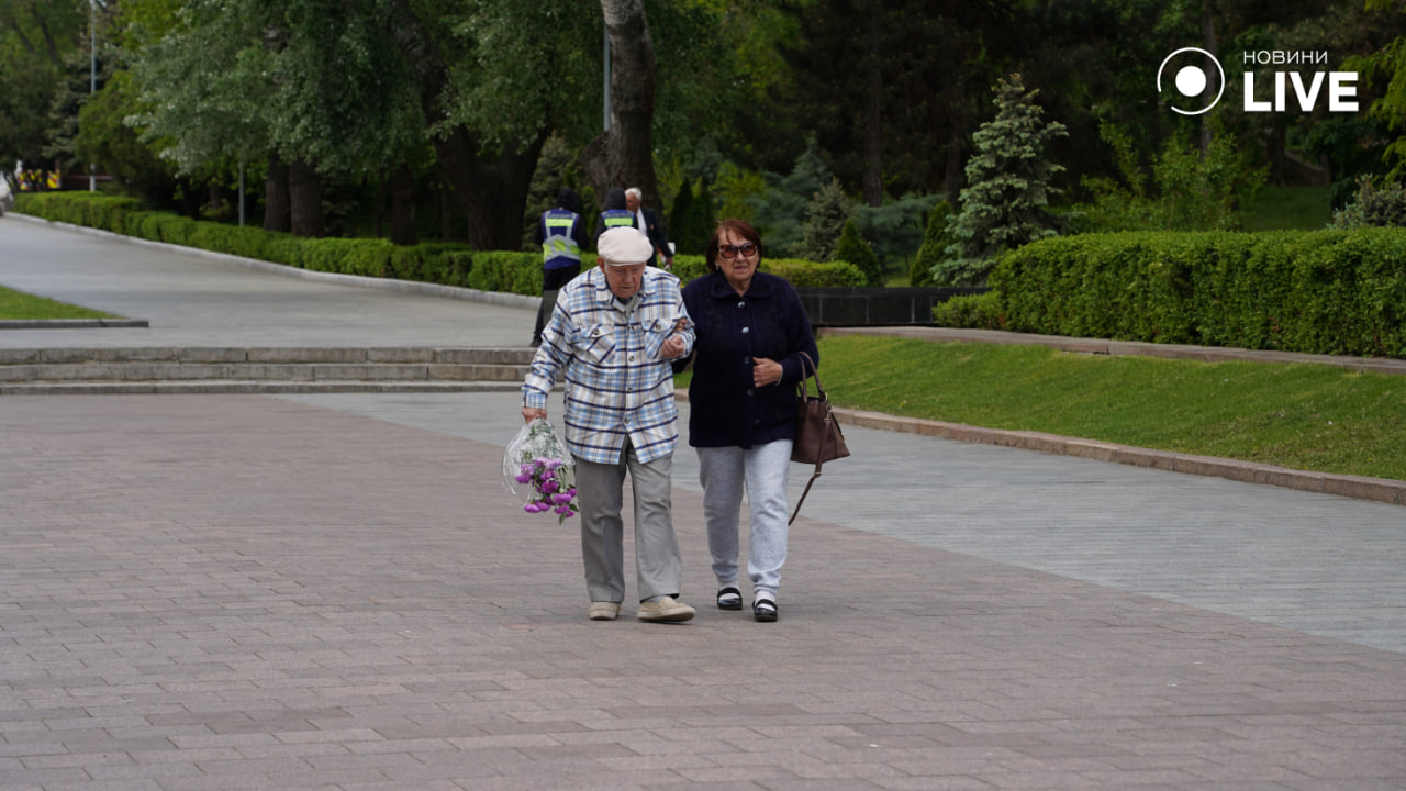 Одесити несуть квіти да пам'ятних місць — яка ситуація на Алеї слави - фото 1