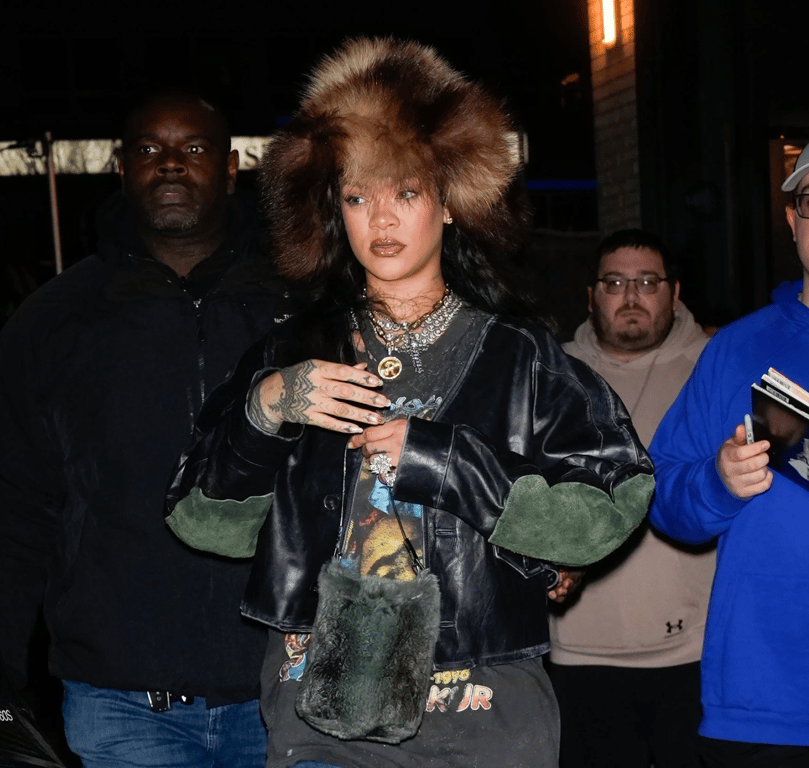 Рианна продолжает задавать тренды в одежде и аксессуарах