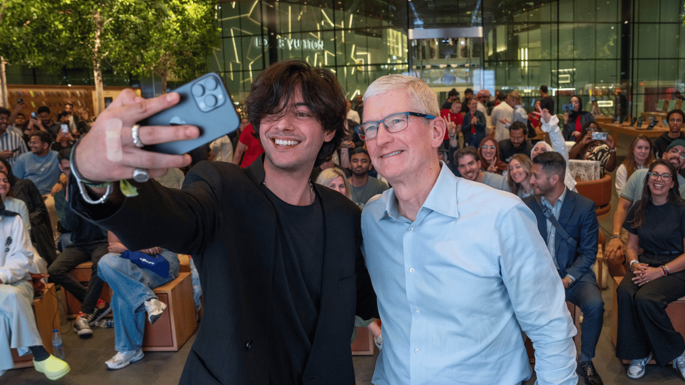 Тім Кук залишить посаду гендиректора Apple: хто буде замість цього