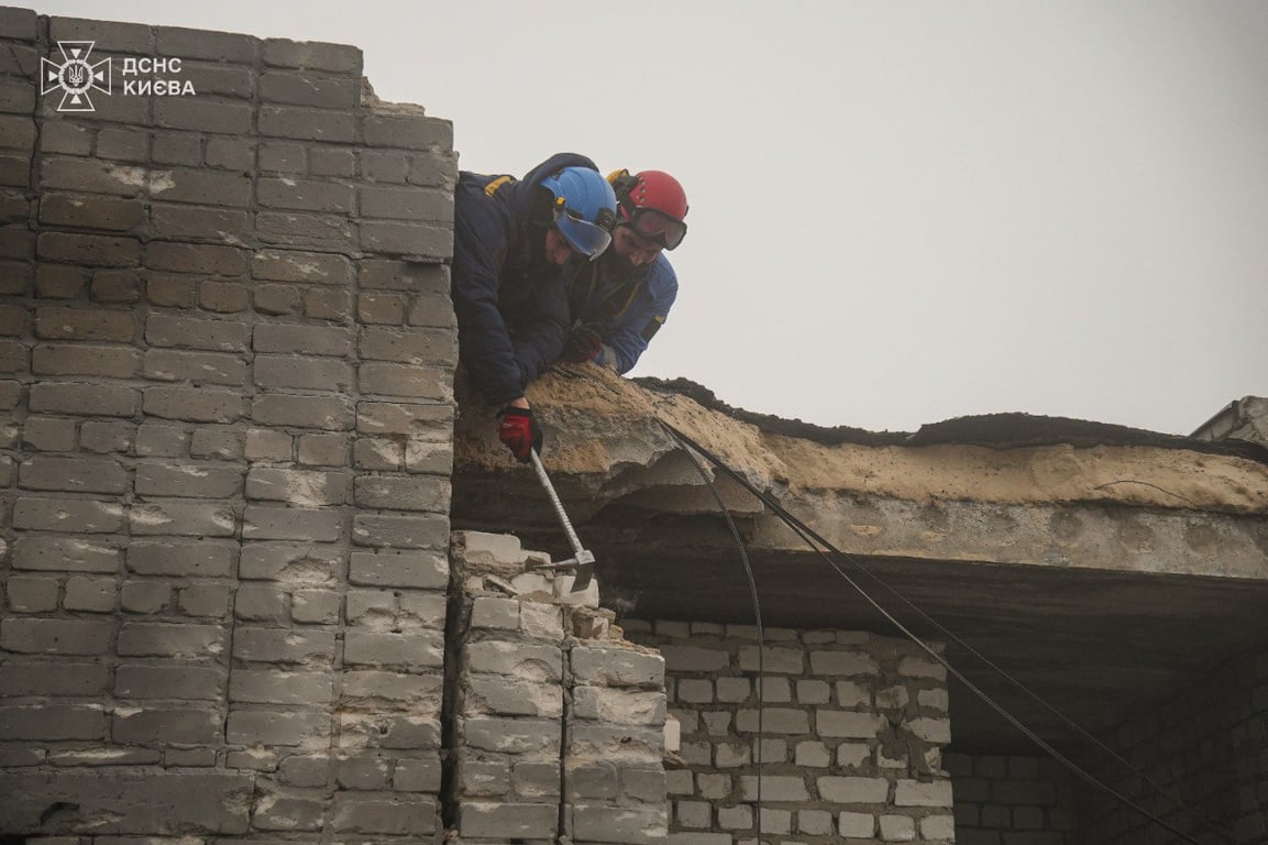 рятувальники на будівлі