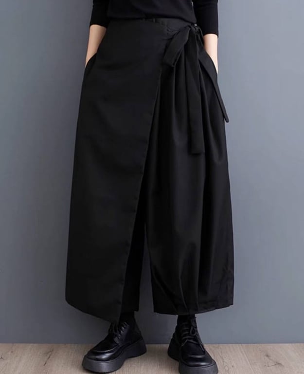 Незвичайний фасон штанів в тренді цього року