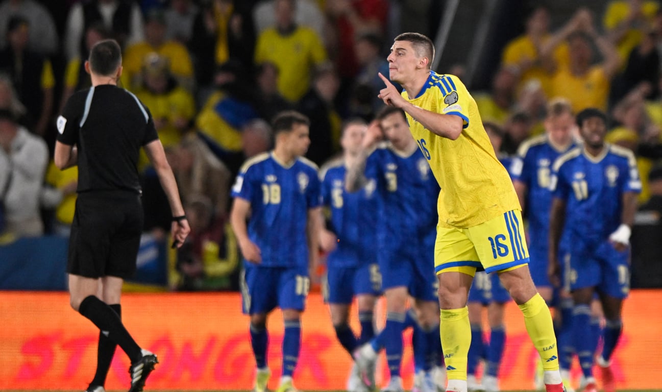 Виталий Миколенко во время матча против Швеции 26 марта 2026 года