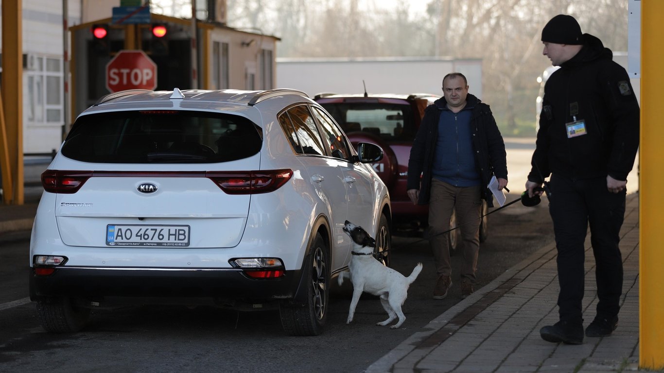 Виїхати з України не вдасться у 2026 році: які речі заборонено ввозити в Польщу