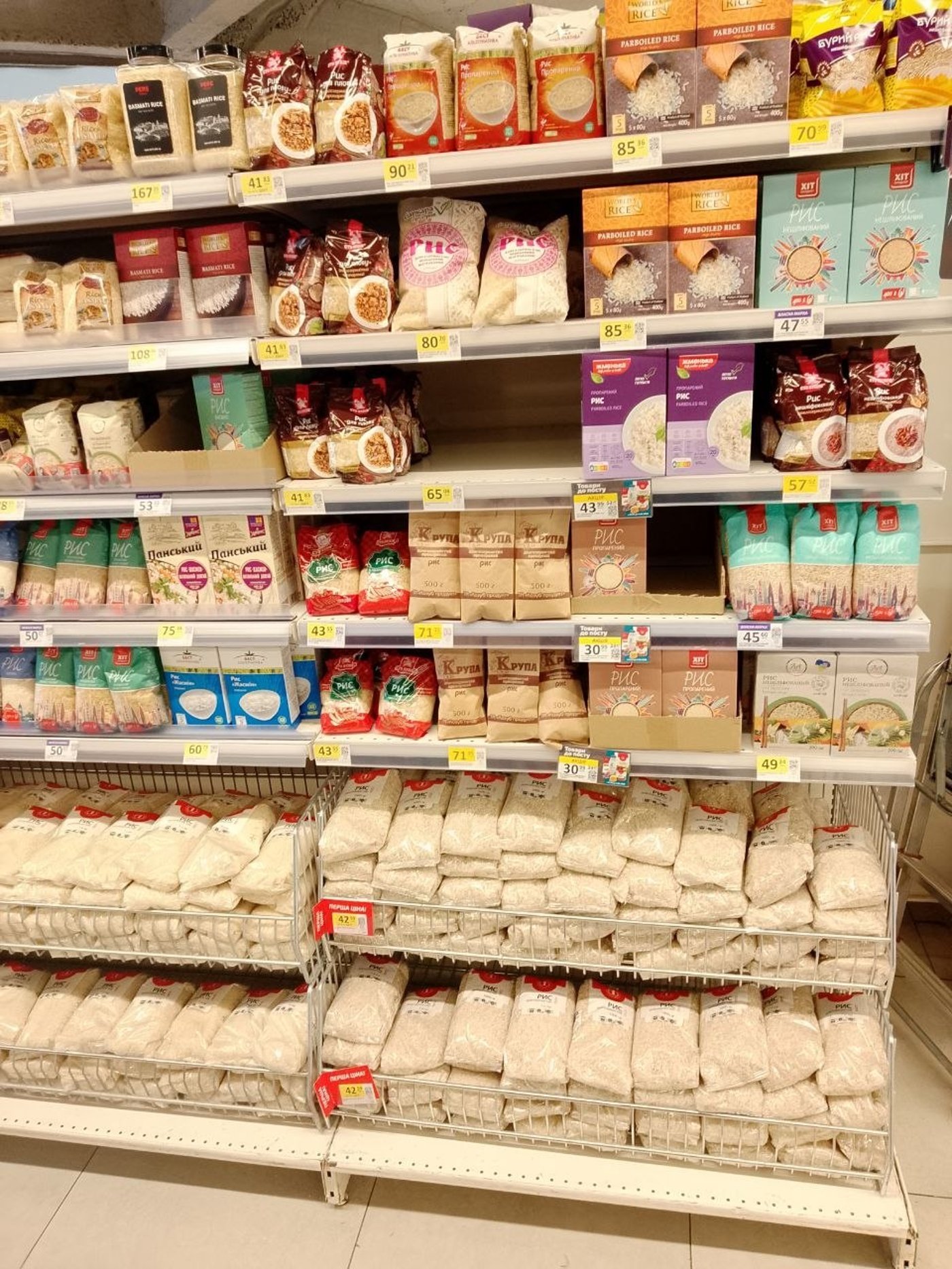 Полиці порожні, але не всюди: у Києві розкупили дешеві борошно та крупи - фото 19