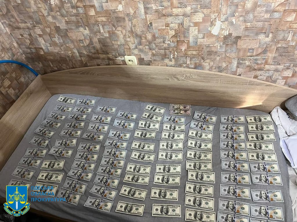 Отриманий хабар за підробку документів. Фото: Одеська обласна прокуратура 