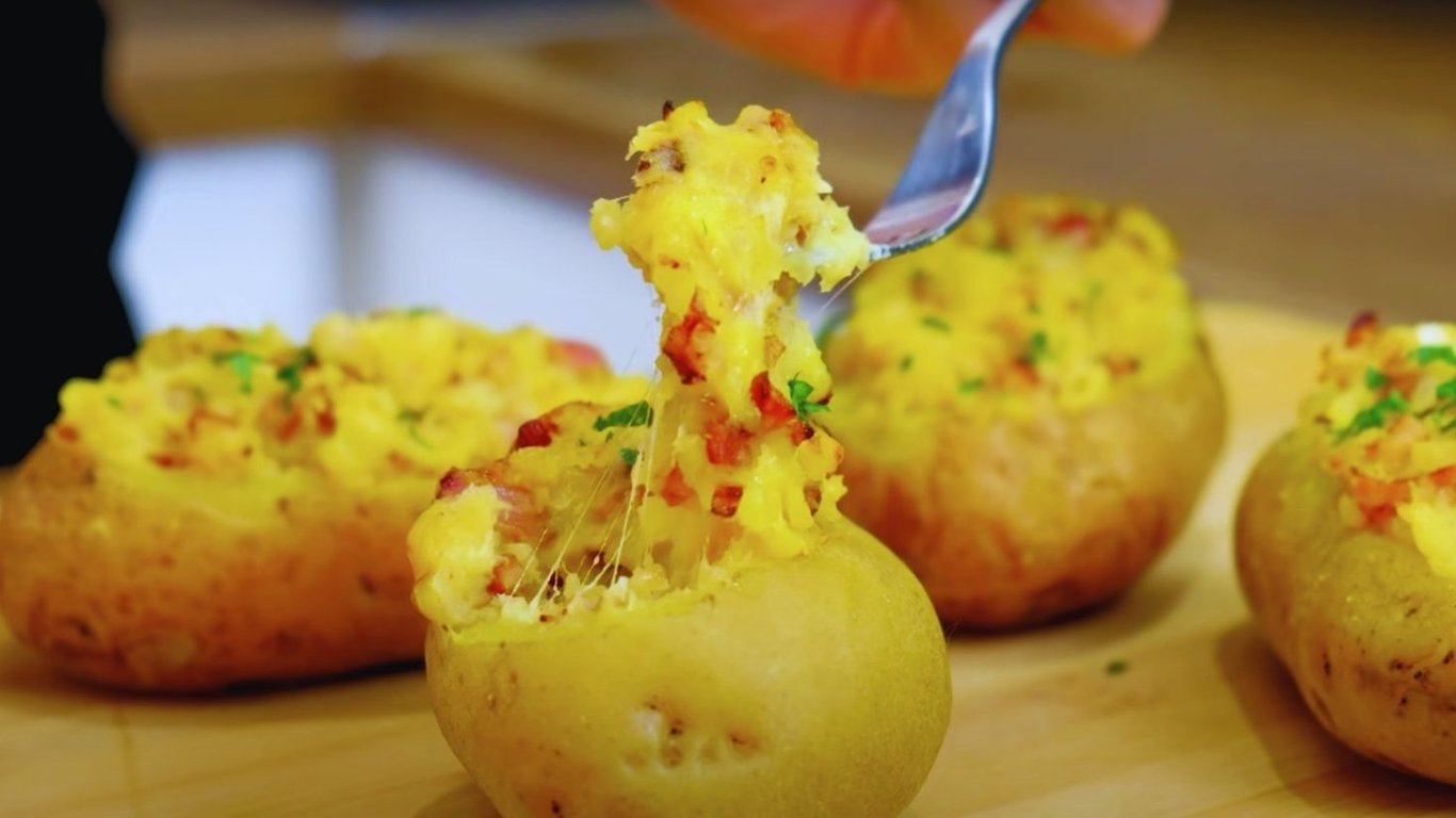 Бюджетный и вкусный фаршированный картофель в духовке — видео рецепт