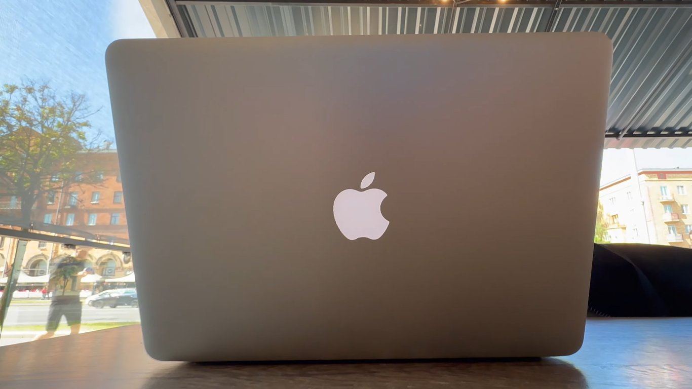 Чому Apple прибрала світловий логотип з кришки MacBook
