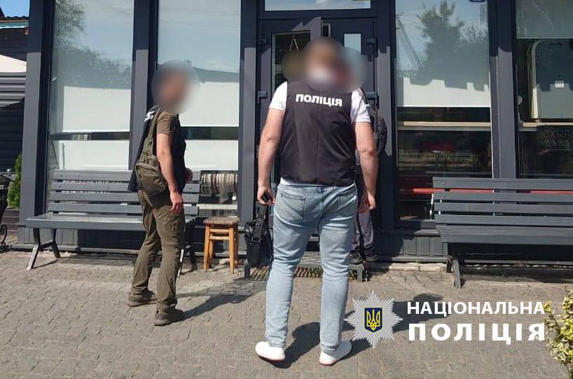 правоохранители входят в помещение