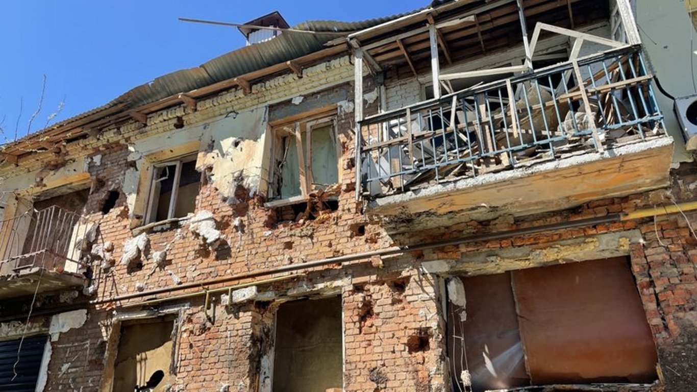 На Харківщині пролунали вибухи — росіяни знищили гуртожиток та пункт швидкої допомоги