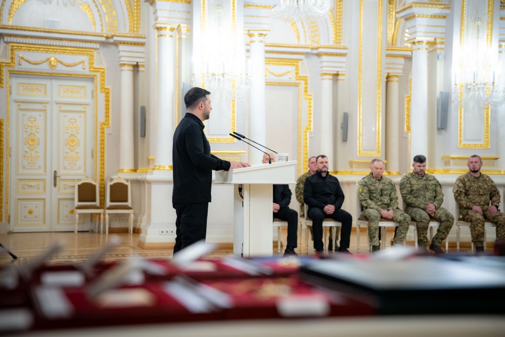 Зеленський відзначив Героїв та передав нагороди родинам загиблих - фото 1