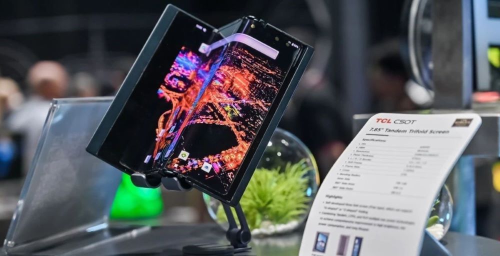 Представлен первый смартфон, состоящий в три раза и раскладывающийся в планшет - фото 1