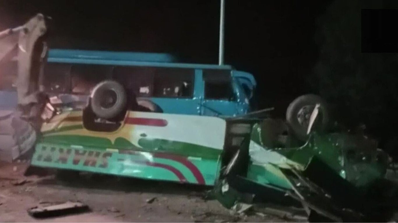 В Индии грузовик спровоцировал масштабное ДТП: погибли по меньшей мере 14 человек