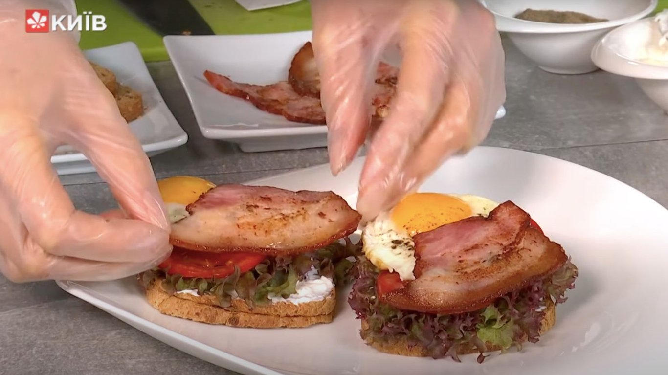 приготовление тостов с беконом и яйцом на завтрак.