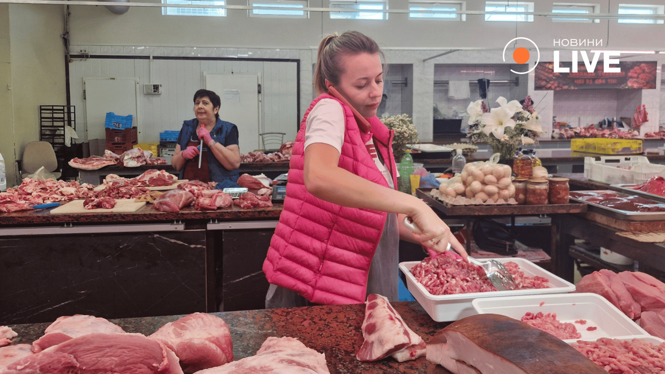 Продавчиня Світлана про м'ясну продукцію. Фото: Новини.LIVE