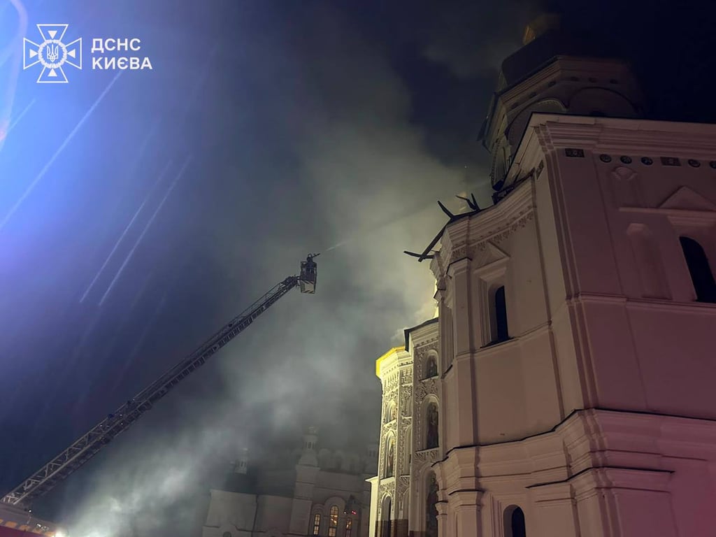 Рятувальники ДСНС гасять пожежу на даху Успенського собору Києво-Печерськї лаври через удар РФ 15 червня 2026 року 