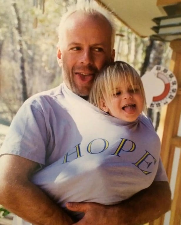 Актер Брюс Уиллис с дочерью. Фото: instagram.com/demimoore/