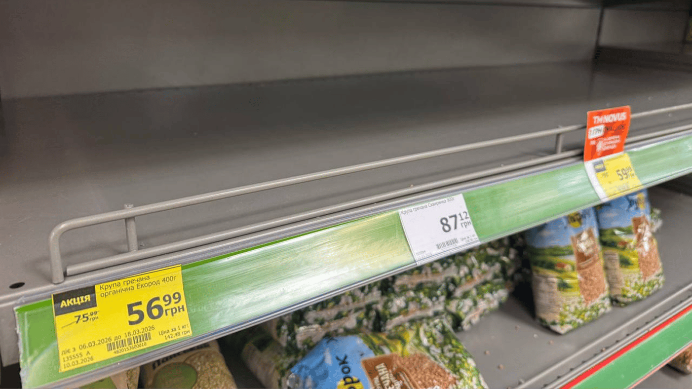 Полиці порожні, але не всюди: у Києві розкупили дешеві борошно та крупи