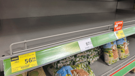 Полиці порожні, але не всюди: у Києві розкупили дешеві борошно та крупи - 290x160