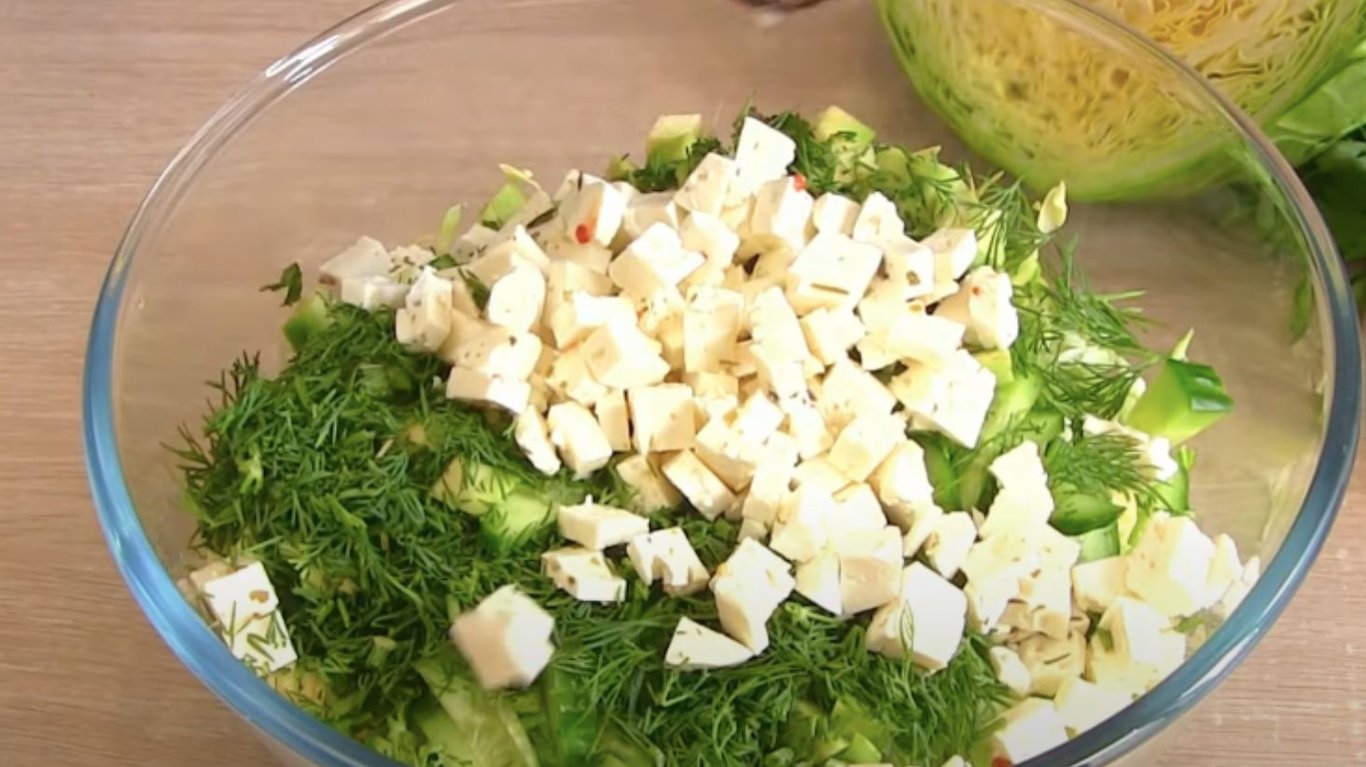 салат з молодої капусти та огірком за 5 хвилин, який здивує смаком